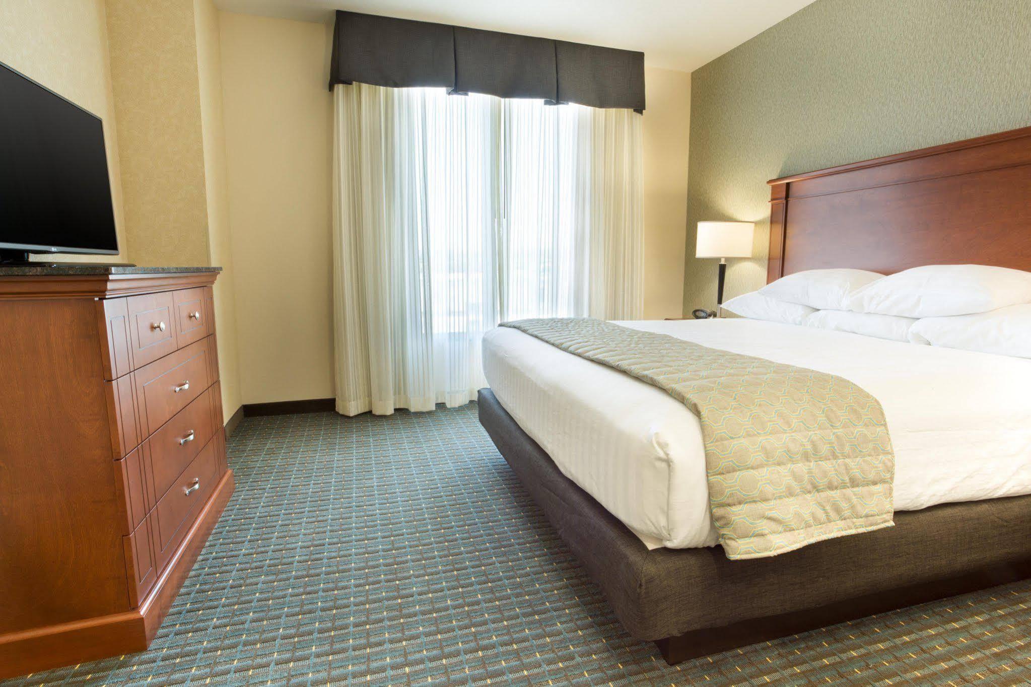 Drury Inn & Suites Colorado Springs Near The Air Force Academy Esterno foto